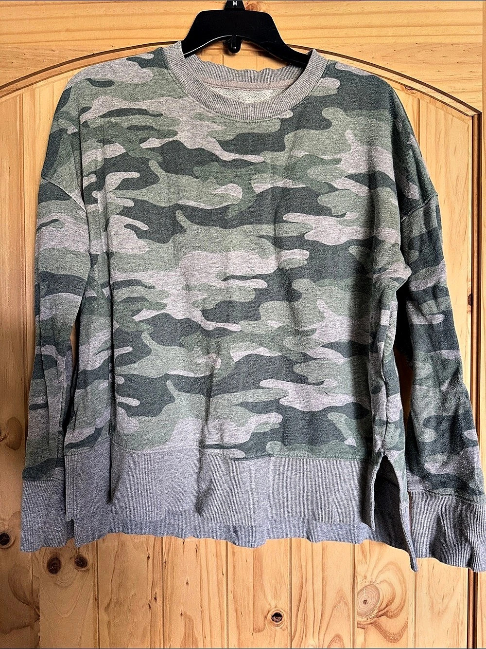 Time and Tru Camo Sweatshirt in Green & Gray Size Medium